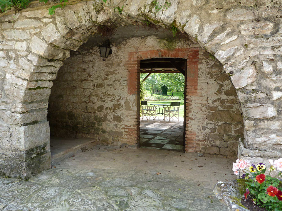 archway to outside dining